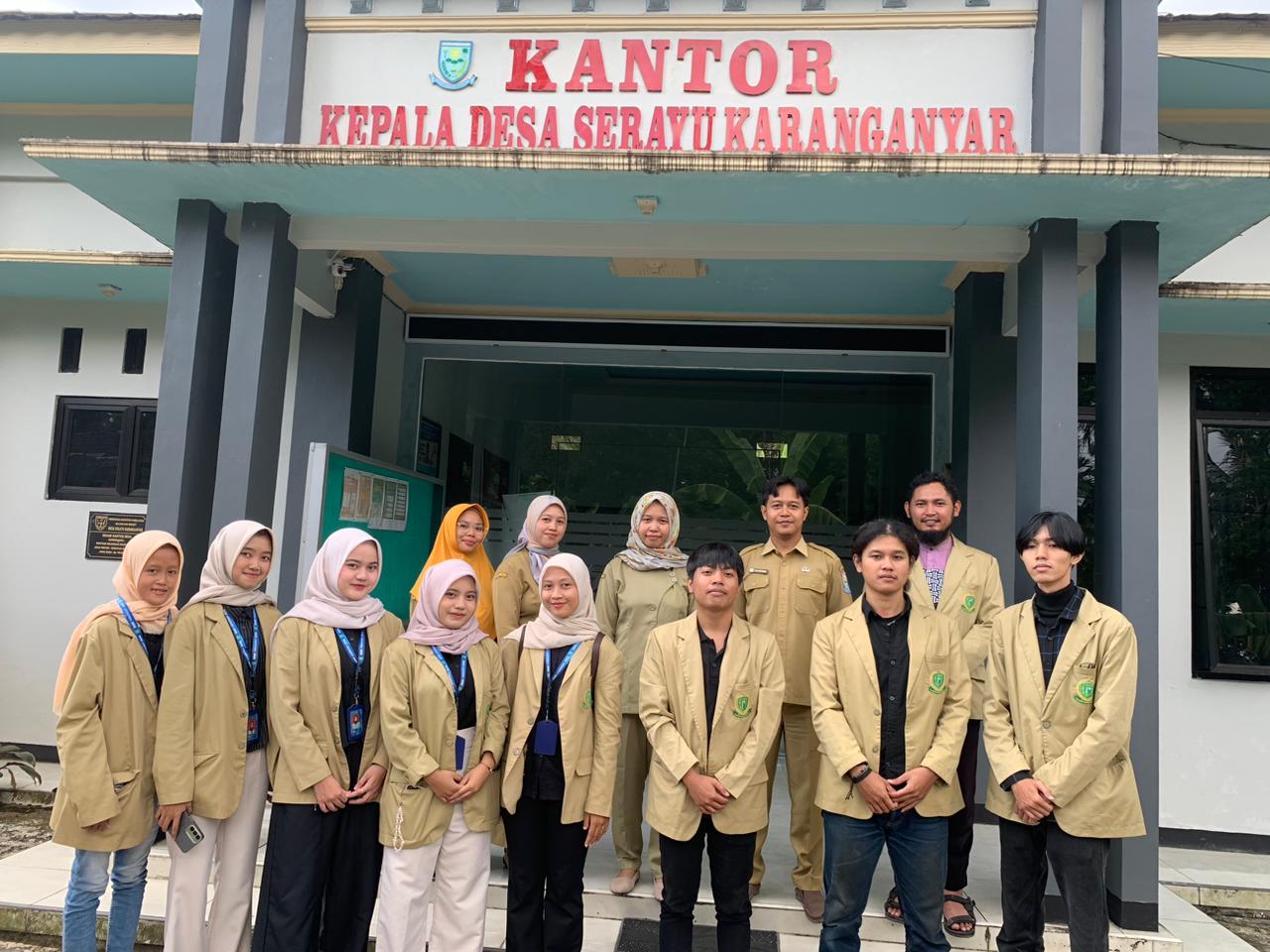 Foto kelompok KKN Serayu Karanganyar di depan kantor kepala desa